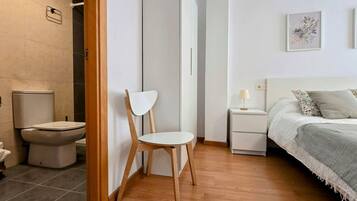 1 sovrum, skrivbord, wi-fi och sÀngklÀder