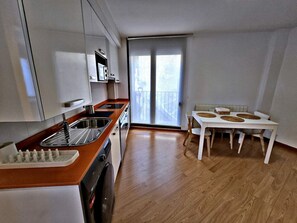 Fridge, microwave, oven, stovetop - Explore Tarazona from This Central & Peaceful Flat (Tarazona)