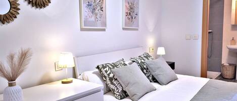 1 室のベッドルーム、デスク、WiFi、ベッドシーツ