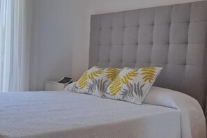 2 室のベッドルーム、デスク、アイロン / アイロン台、WiFi