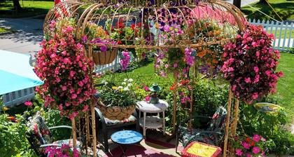 The Mackinaw Suite, Private entrance, Fully Furnished, King Bed, 1861 Victorian