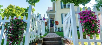 The Mackinaw Suite, Private entrance, Fully Furnished, King Bed, 1861 Victorian