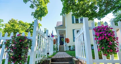 The Mackinaw Suite, Private entrance, Fully Furnished, King Bed, 1861 Victorian