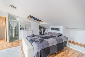 2 bedrooms, desk, WiFi, bed sheets
