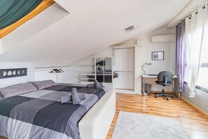 2 bedrooms, desk, WiFi, bed sheets