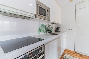 Frigorífic, microones, forn i placa de cuina