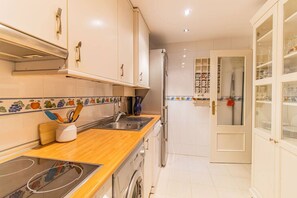 Frigorífico, horno, lavavajillas y cafetera o tetera