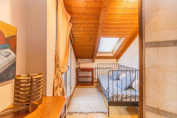 2 Schlafzimmer, Schreibtisch, Bügeleisen/Bügelbrett, WLAN