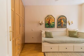 2 bedrooms, desk, iron/ironing board, WiFi