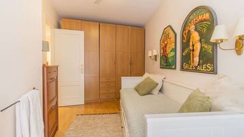 2 dormitorios, escritorio, tabla de planchar con plancha y wifi