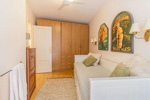 2 habitaciones, escritorio, tabla de planchar con plancha y wifi