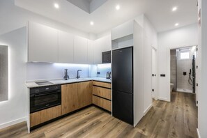 ثلاجة، ميكروويف، فرن، موقد طهي مسطح