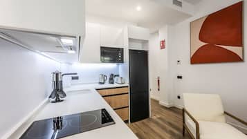 Frigorífico, microondas, horno y placa de cocina