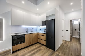 Frigorífico, microondas, horno y placa de cocina