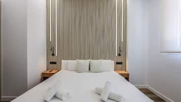 1 dormitorio, escritorio, tabla de planchar con plancha y cuna de viaje