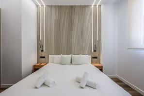 1 habitación, escritorio, tabla de planchar con plancha y cuna de viaje 