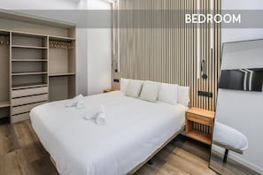 1 dormitorio, escritorio, tabla de planchar con plancha y cuna de viaje