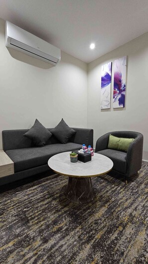 Luxury Studio | In-room safe, blackout drapes, iron/ironing board, free WiFi