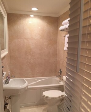 Douche, baignoire à jets, sèche-cheveux, serviettes fournies