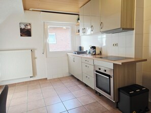 Mikrovågsugn, ugn, spishäll och diskmaskin