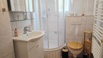 Dusche, Haartrockner, Handtücher, Seife