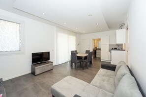 Living area - Cozy 2-bedroom apartment, in residence with swimming pool 500 meters from the sea (Veneto)