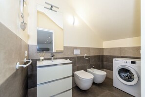 Dusche, Haartrockner, Bidet