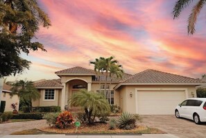Exterior - Guest Favorite • Luxury Family Stay • Heated Pool all Year. (Marco Island)