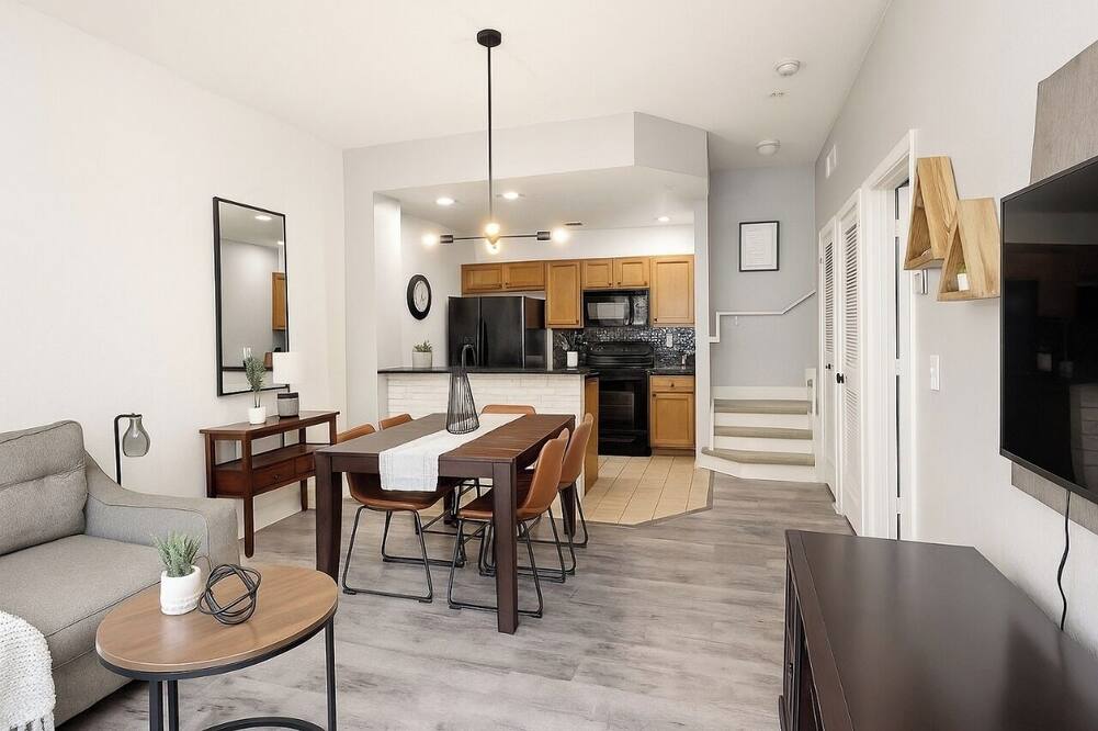 3BR Townhome w/ Pool & BBQ Near Disney - Twin Oaks Conservation Area, CA