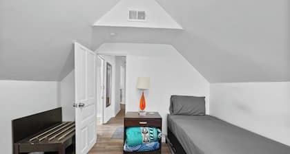 Detroit Getaway: 2-bedroom Apartment for 7 & Wifi