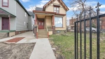 House (3 Bedrooms) | Front of property