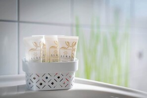 吹风机、毛巾、肥皂、洗发水