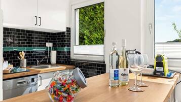 Parrilla de estufa, lavavajillas, cafetera y tetera y tetera eléctrica