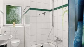 Secadora de cabello, toallas, jabón, shampoo