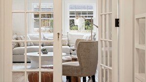 Een moderne woonkamer met een bank, fauteuils en een salontafel.