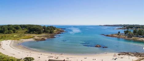 In Strandnähe, Liegestühle, Strandtücher