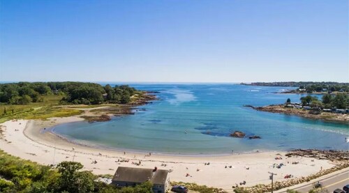 NEW! Coastal Beach House, Steps to Cape Neddick Beach with 4Br+Sleeps 9!