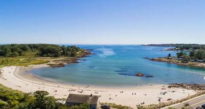 NEW! Coastal Beach House, Steps to Cape Neddick Beach with 4Br+Sleeps 9!