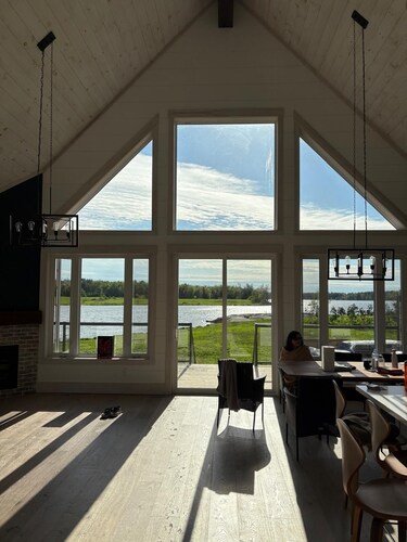 2 hrs frm Toronto A-frame, sunsets, kayaks, private dock and fire pit
