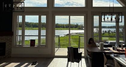 2 hrs frm Toronto A-frame, sunsets, kayaks, private dock and fire pit