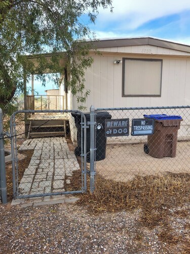 Cozy 2-bedroom mobile home in charming Eloy with AC