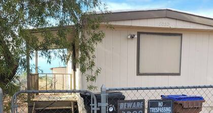 Cozy 2-bedroom mobile home in charming Eloy with AC