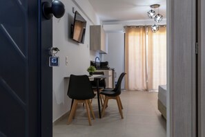 標準雙人房, 露台, 城市景 | 房內夾萬、遮光窗簾/窗簾、隔音、免費 Wi-Fi