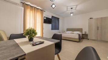 Standard-Doppelzimmer, Balkon, Stadtblick | Zimmersafe, Verdunkelungsvorhänge, schallisolierte Zimmer