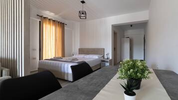 Standard-Doppelzimmer, Balkon, Stadtblick | Zimmersafe, Verdunkelungsvorhänge, schallisolierte Zimmer