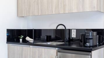 Standard-Doppelzimmer, 1 King-Bett und Schlafsofa, Balkon, Stadtblick | Eigene Küche | Kühlschrank, Herdplatte, Espressomaschine