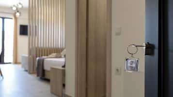 Chambre Double Standard, balcon, vue ville | Coffres-forts dans les chambres, rideaux occultants