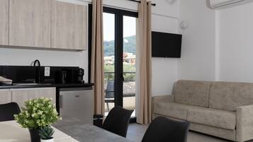 Chambre Double Standard, 1 trÚs grand lit et 1 canapé-lit, balcon, vue ville | Coffres-forts dans les chambres, rideaux occultants