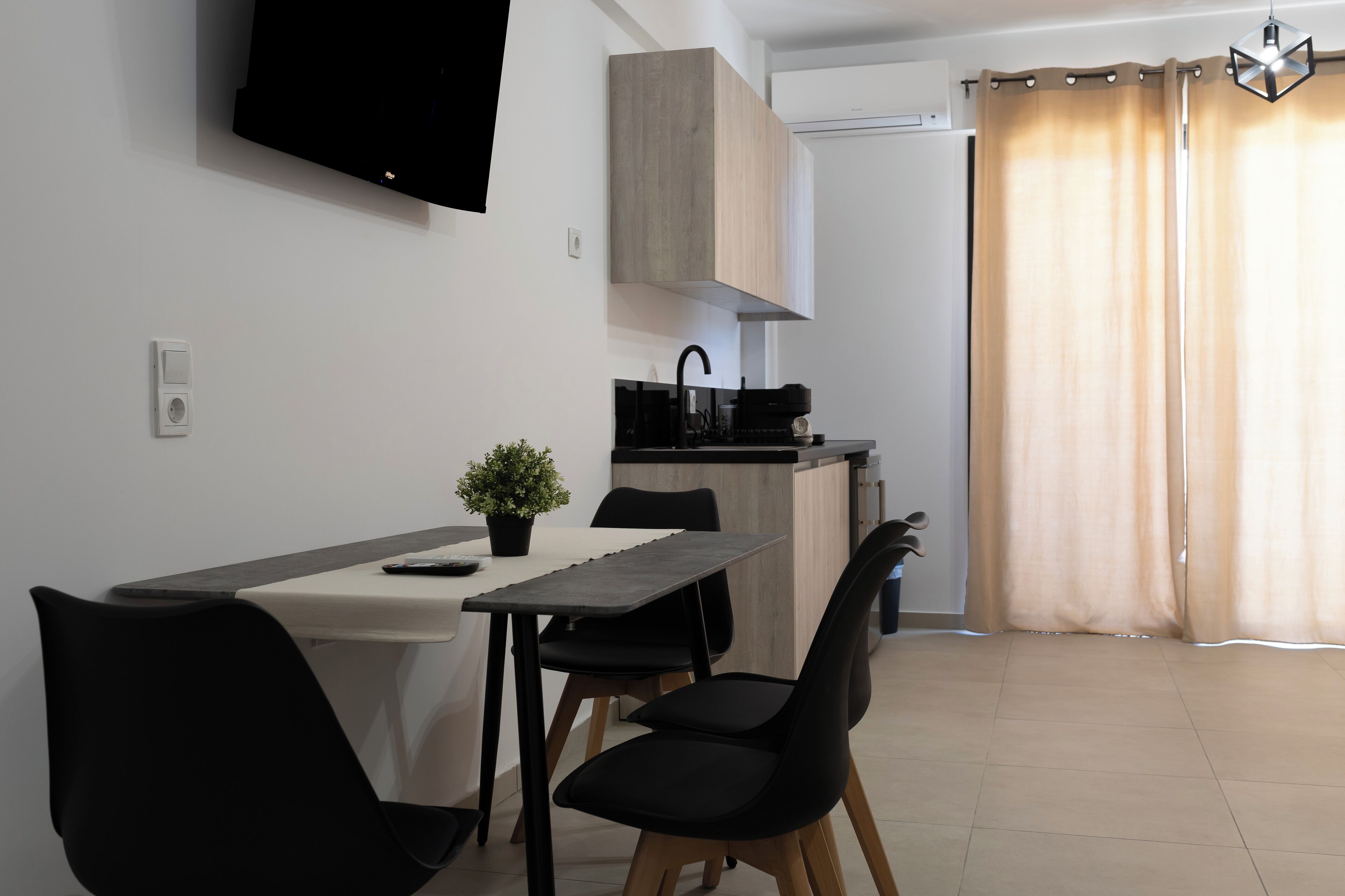 Habitación estándar doble, balcón, vistas a la ciudad | Caja fuerte, cortinas opacas, sistema de insonorización y wifi gratis