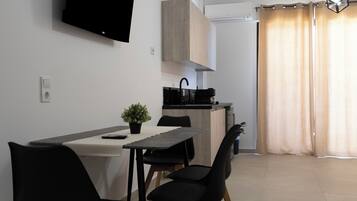 Doppia Standard, balcone, vista città | Una cassaforte in camera, tende oscuranti, insonorizzazione